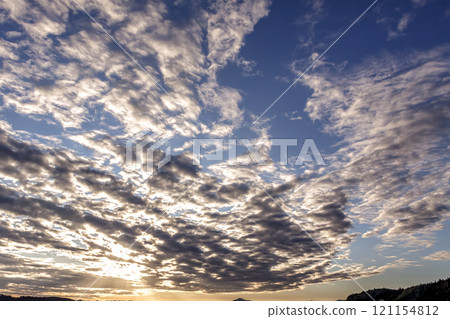 陽光斜射下的雲彩【傍晚風景造型為背景素材】 陽光斜射下的雲彩【傍晚風景造型為背景素材】 121154812
