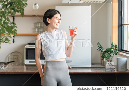 穿著運動服的年輕亞洲女性喝蔬菜汁(改善便秘、預防腫脹、改善腸道環境) 穿著運動服的年輕亞洲女性喝蔬菜汁(改善便秘、預防腫脹、改善腸道環境) 121154820