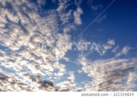 陽光斜射下的雲彩【傍晚風景造型為背景素材】 121154824