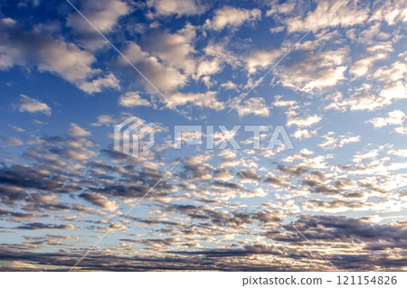 陽光斜射下的雲彩【傍晚風景造型為背景素材】 121154826