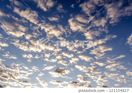 陽光斜射下的雲彩【傍晚風景造型為背景素材】 121154827
