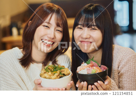 吃海鮮碗的婦女攝影合作：Pia bandai 121154851