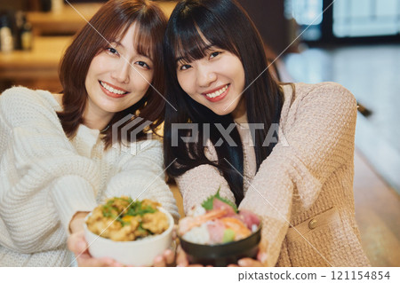 吃海鮮碗的婦女攝影合作：Pia bandai 121154854