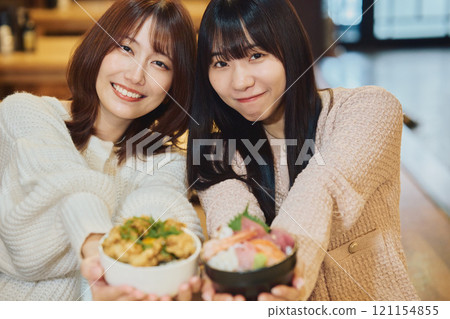 吃海鮮碗的婦女攝影合作：Pia bandai 121154855