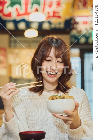 一位女士正在吃美味的海鮮碗 攝影由 Pia Bandai 提供。 121154879