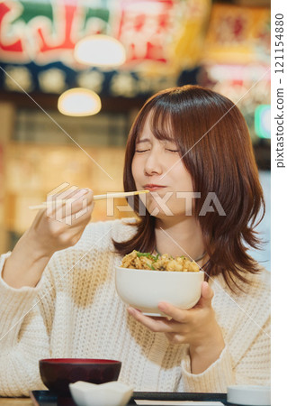 一位女士正在吃美味的海鮮碗 攝影由 Pia Bandai 提供。 121154880