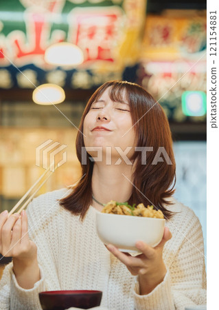 一位女士正在吃美味的海鮮碗 攝影由 Pia Bandai 提供。 121154881