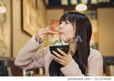 一位女士正在吃美味的海鮮碗 攝影由 Pia Bandai 提供。 121154890