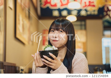 一位女士正在吃美味的海鮮碗 攝影由 Pia Bandai 提供。 121154894