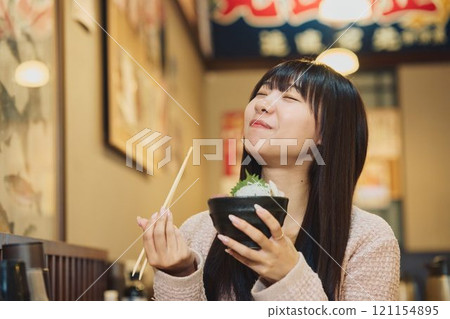 一位女士正在吃美味的海鮮碗 攝影由 Pia Bandai 提供。 121154895