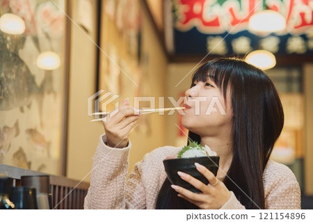 一位女士正在吃美味的海鮮碗 攝影由 Pia Bandai 提供。 121154896