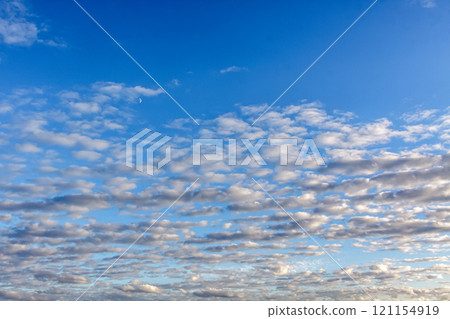 Clouds shining in the sun's oblique rays [Sunset scenery as background material] 121154919