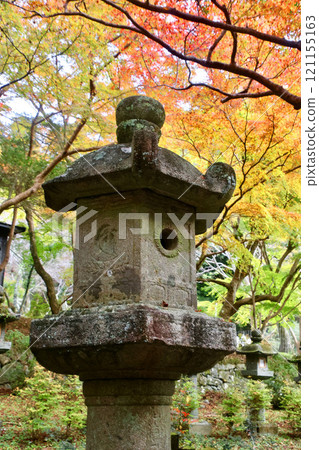 秋天的談山神社和石燈籠（奈良縣櫻井市） 121155163