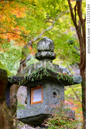 秋天的談山神社和石燈籠（奈良縣櫻井市） 121155164