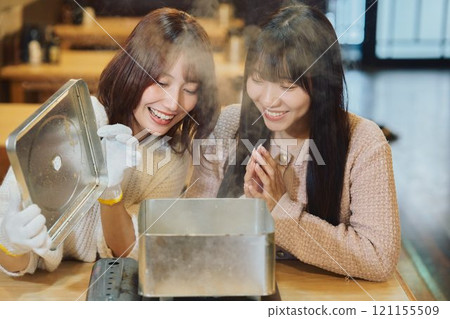 Women eating oysters. Photo courtesy of Pier Bandai. 121155509