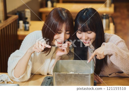 Women eating oysters. Photo courtesy of Pier Bandai. 121155510