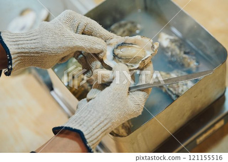Shucking oysters Photo courtesy of Pier Bandai 121155516