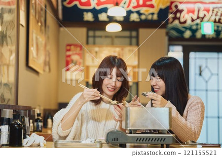 吃牡蠣的婦女攝影合作：Pia bandai 121155521