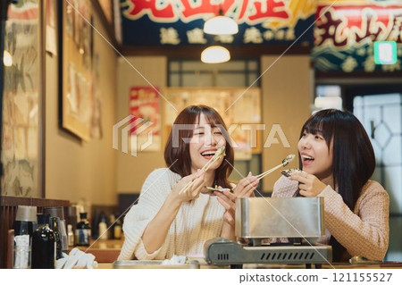 Women eating oysters. Photo courtesy of Pier Bandai. 121155527
