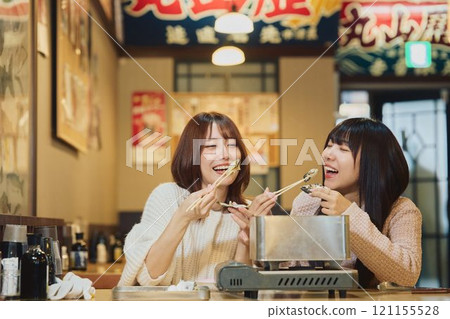 Women eating oysters. Photo courtesy of Pier Bandai. 121155528