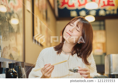 一位女士正在美味地吃牡蠣 攝影由 Pia Bandai 提供。 121155553