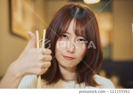 一位女士正在美味地吃牡蠣 攝影由 Pia Bandai 提供。 121155561