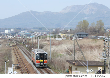 以有珠山為背景行駛的室蘭幹線普通列車 DECMO H100 包裹車 北船岡站 JR 北船岡站 121155670
