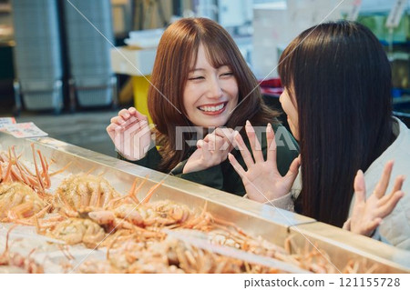 享受魚市的女性 攝影合作 ・Pia bandai 121155728