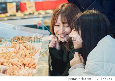 享受魚市的女性 攝影合作 ・Pia bandai 121155734