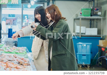 享受魚市的女性 攝影合作 ・Pia bandai 享受魚市的女性 攝影合作 ・Pia bandai 121155739
