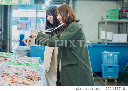 享受魚市的女性 攝影合作 ・Pia bandai 121155740