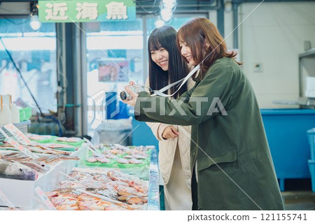 享受魚市的女性 攝影合作 ・Pia bandai 121155741