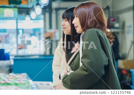 享受魚市的女性 攝影合作 ・Pia bandai 121155746