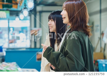 享受魚市的女性 攝影合作 ・Pia bandai 121155750
