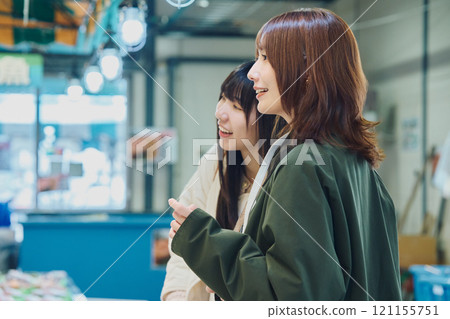 享受魚市的女性 攝影合作 ・Pia bandai 121155751