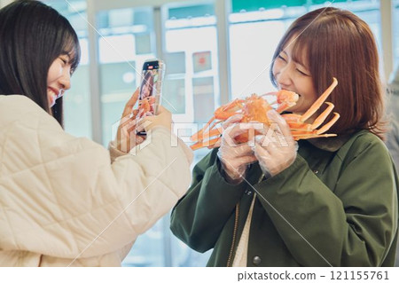 享受魚市的女性 攝影合作 ・Pia bandai 121155761