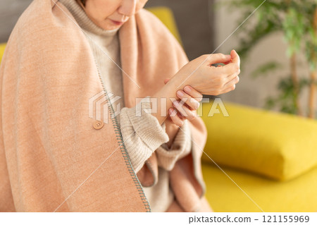 Middle-aged to senior women suffering from wrist pain 121155969