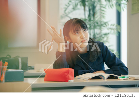 在學業上遇到困難的女高中生 121156133