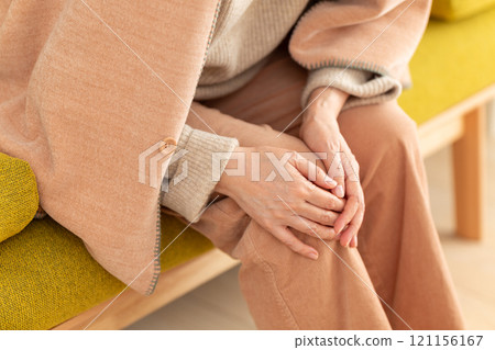 患有膝蓋疼痛的中老年婦女 患有膝蓋疼痛的中老年婦女 121156167