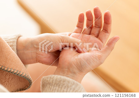 中老年女性手部疼痛 121156168