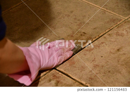 Cleaning the floor tiles 121156483