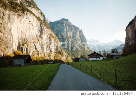 【瑞士】勞特布龍嫩，山谷中筆直的道路 121156494