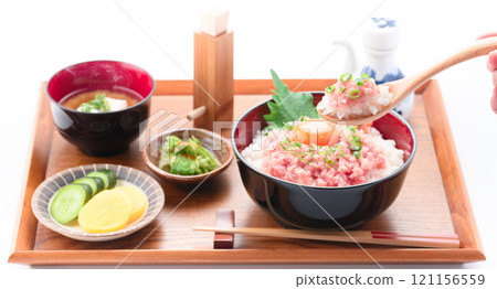 Negitoro rice bowl (seared tuna rice bowl) 121156559