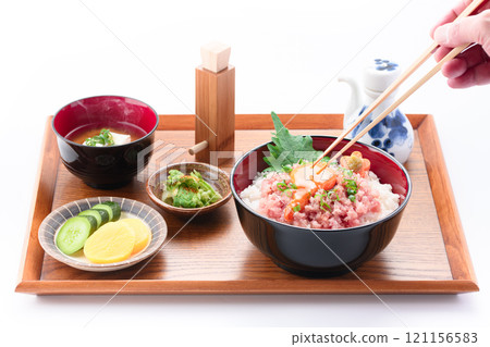 Negitoro rice bowl (seared tuna rice bowl) 121156583