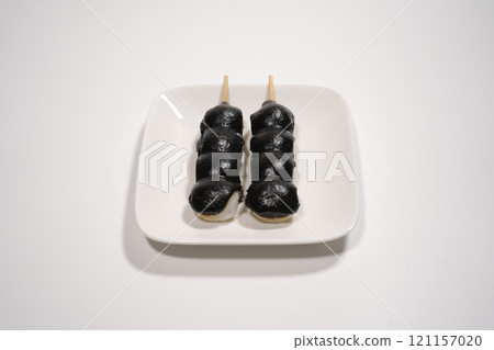 黑芝麻串子放在盤子裡 黑芝麻串子放在盤子裡 121157020