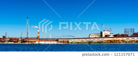 北九州工廠（新日鐵九州工廠）的晨景 從松山觀光渡輪碼頭附近眺望的全景【福岡縣北九州市】 121157071