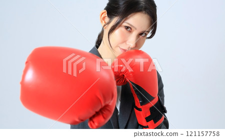 女商人拳擊形象 121157758