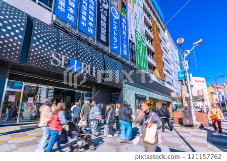 12 月日本東京城市景觀。陽光下的長長影子從我身後低掠過,俯瞰池袋站東口、西武等=7日 12 月日本東京城市景觀。陽光下的長長影子從我身後低掠過,俯瞰池袋站東口、西武等=7日 121157762