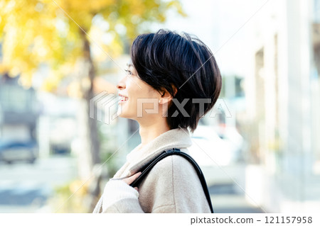 Woman wearing a coat outdoors 121157958