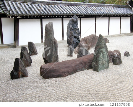Tofukuji Temple: Dry landscape garden in the south garden of the abbot's chamber Tofukuji Temple: Dry landscape garden in the south garden of the abbot's chamber 121157998